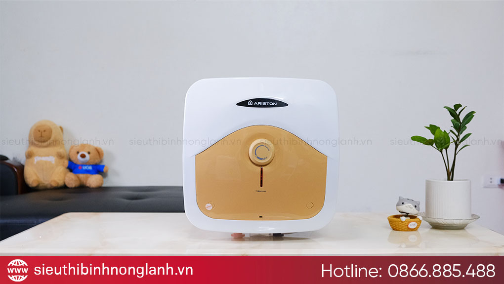 Ariston AN 15 2.5 FE MT khoác lên mình thiết kế hình chữ nhật nhỏ gọn với sắc trắng vàng tinh tế