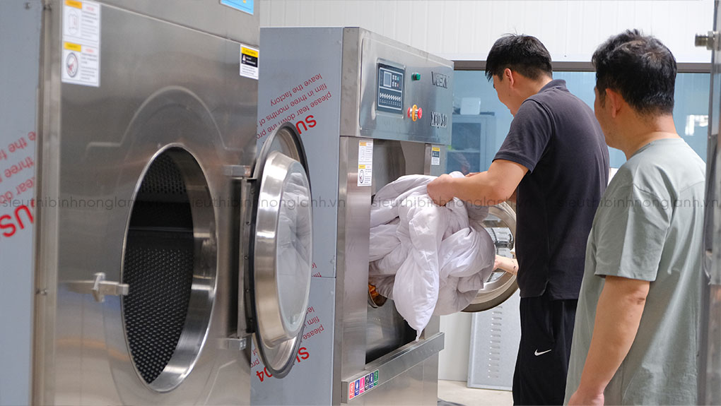 Hãy tính toán khối lượng giặt trung bình/ngày (tính bằng kg), loại vải thường xử lý (vải cotton, vải thô, đồ bệnh viện, khăn khách sạn…), từ đó lựa chọn dòng máy phù hợp về công suất và tính năng.